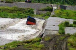 Ngeriii, Truk Pasir Diterjang Lahar Vulkanis Semeru di Sungai Rejali-Pasirian